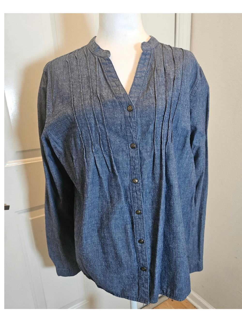 NEW Faded Glory Women Lt wt Denim V Neck Blouse Pintucks XL 100% Cotton